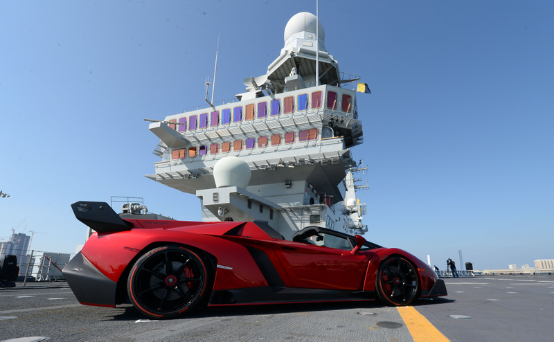 Illustration for article titled Lamborghini World Premiere Of Veneno Roadster - €3.3 Million Super Sports Car Makes Public Debut On Italian Aircraft Carrier In Abu Dhabi